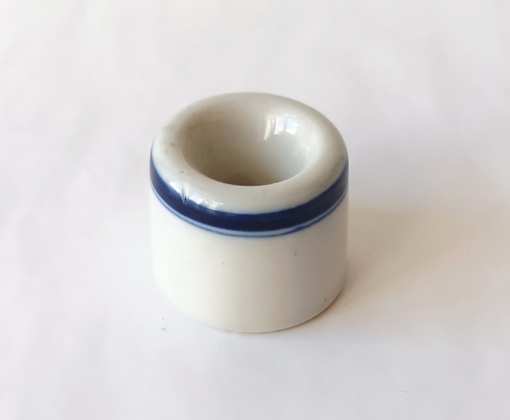 Фото 2 Чернильница-непроливайка ученическая из белого фаянса с синим кобальтовым ободком в верхней части. СССР 1950-е гг..jpeg