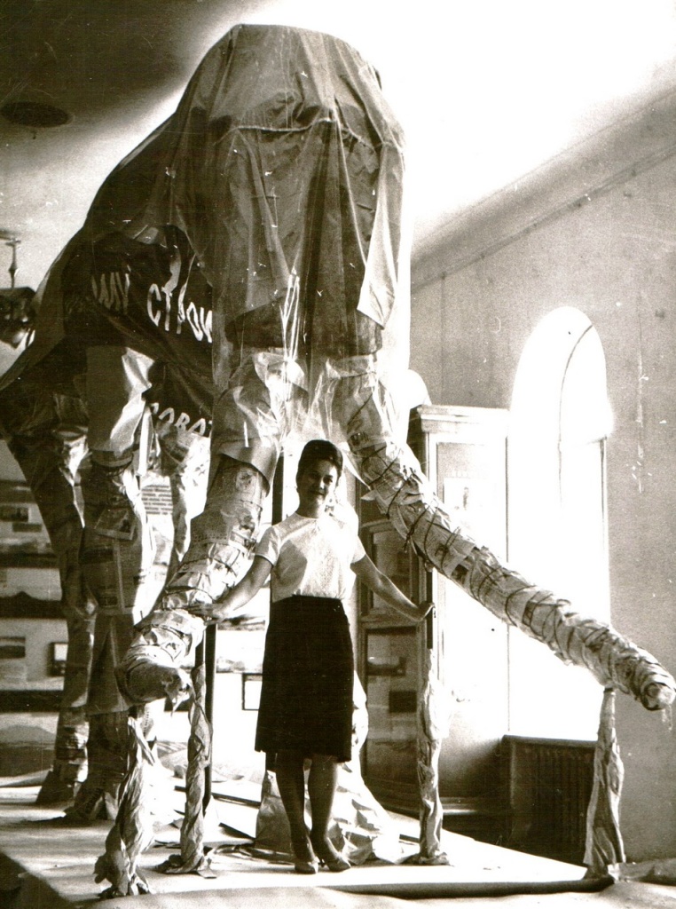 А.К. Швырёва перед окрытием экспозиции скелета южного слона в 1962 году.jpg