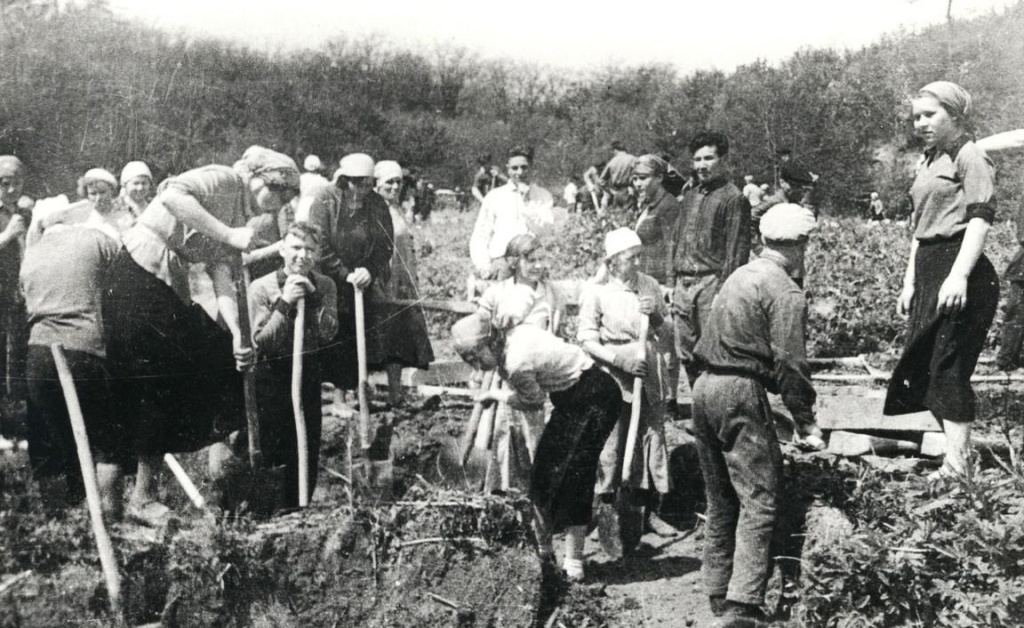3 Субботник на Комсомольском пруду. 1940 г. Фото из фондов ГАНИСК.jpg
