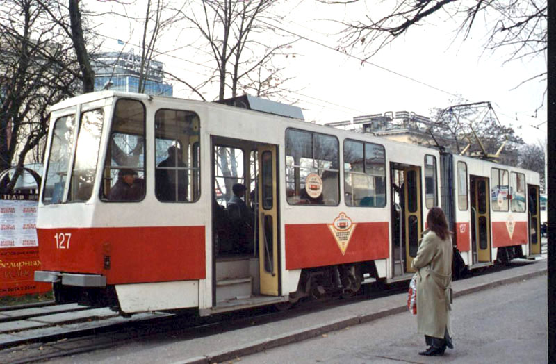 Трамвай 127 с открытыми дверями на остановке. На вагонах юбилейная символика Пятигорскому трамваю 100 лет. Фото М. Вороновой. г. Пятигорск 2003 г..JPG