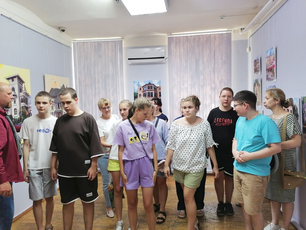 Участники клуба «Зазеркалье» в картинной галерее
