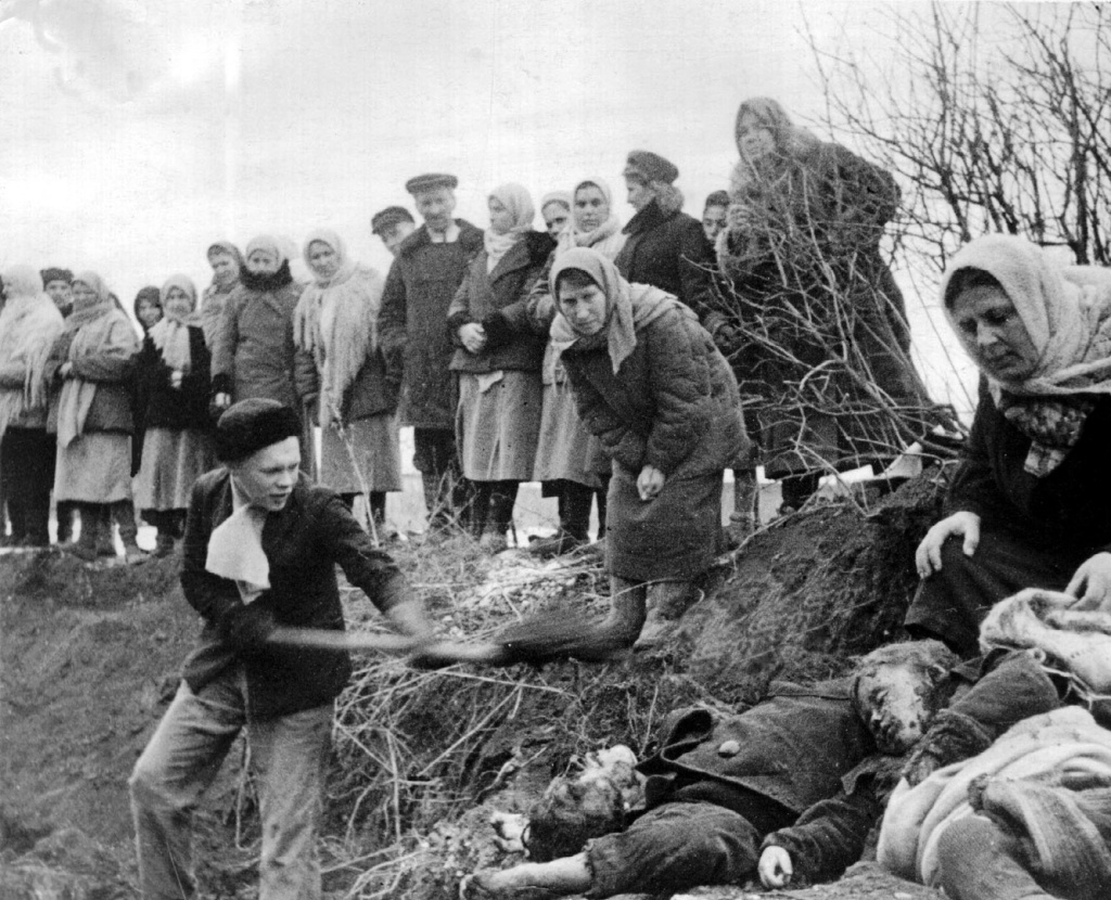 8. Жители г. Георгиевска опознают тела своих родственников расстрелянных гитлеровцами. Январь 1943 г..jpg