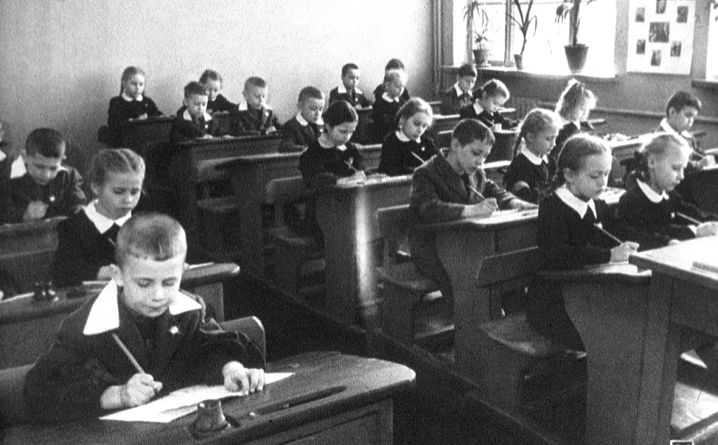 фото 7 Школьные парты имели специальные отверстия для чернильниц. Источник Яндекс Дзен.jpg