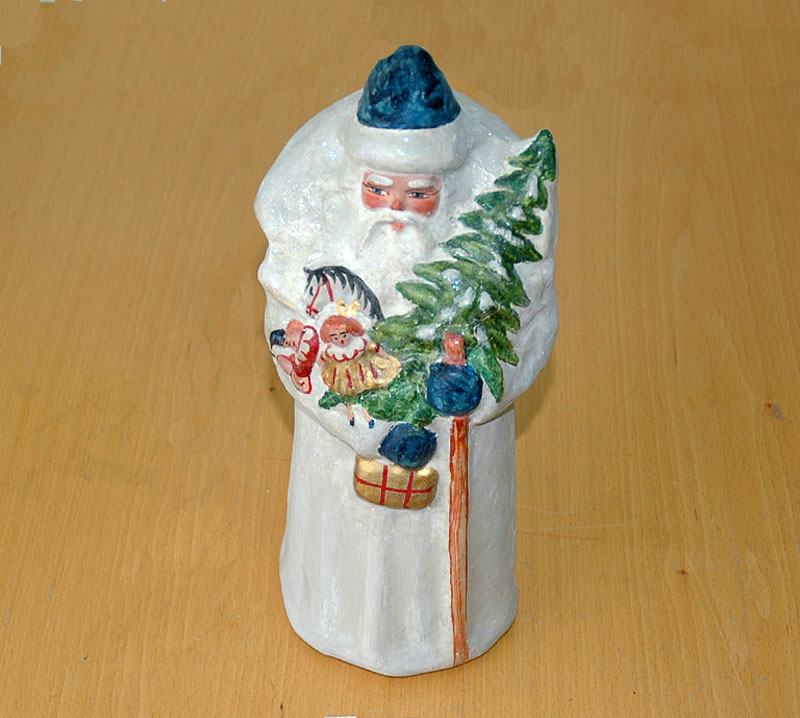 03 Украшение под елку - Дед Мороз из папье-маше в шубе с высоким воротником шапке с синим верхом в руках посох елочка игрушки сверток с подарком. СССР 1970-е гг..jpeg