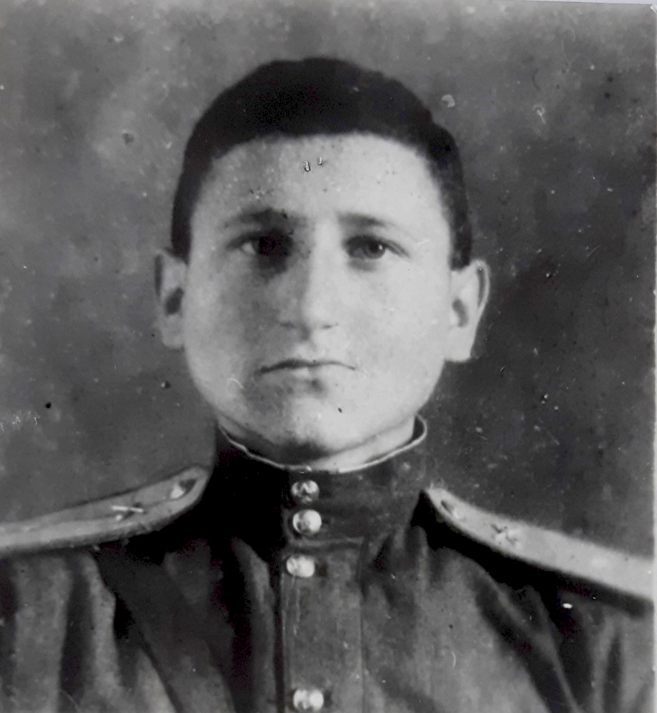 12а.Вениамин Вениаминович Госданкер - выпускник Ростовского артиллерийского училища. январь 1945 г..jpg