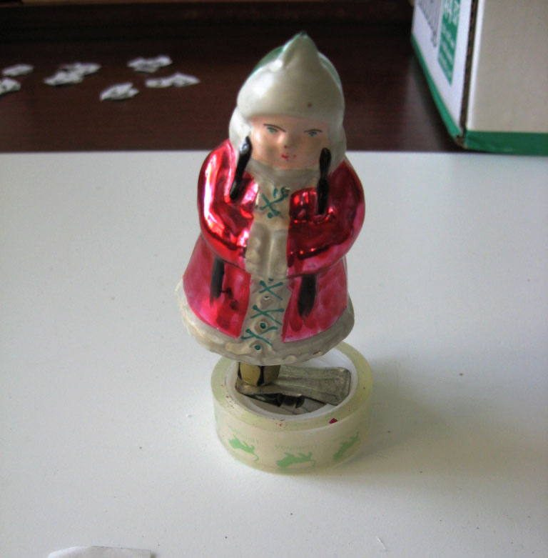 05 Игрушка елочная стеклянная Девочка в шубе с прищепкой. СССР 1960-е годы..jpeg