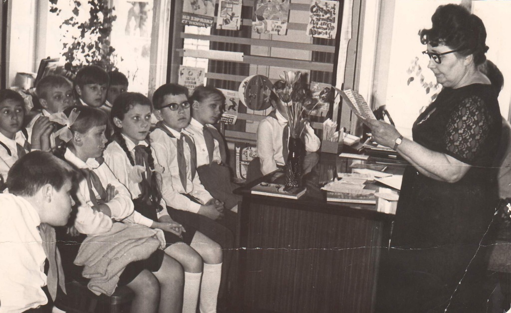 2 Встреча Л.И. Харченко с юными читателями Краевой детской библиотеки..JPG