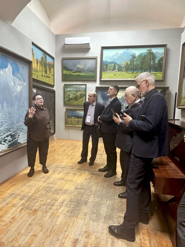 Гости международной конференции в картинной галерее