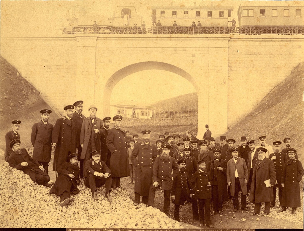 01 Минераловодская ветвь Владикавказской железной дороги. Правительственная приемная комиссия у виадука в Кисловодске. 3 мая 1894 г..JPG