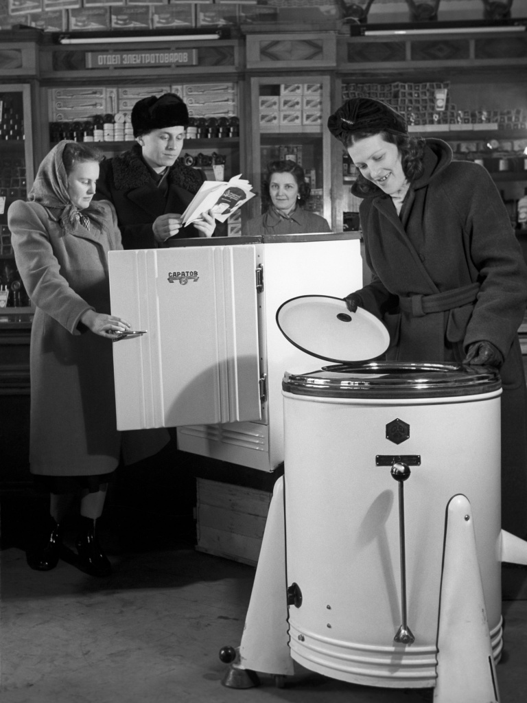 01 В одном из столичных универмагов. 1950-е гг. Источник pinterest.com.jpg