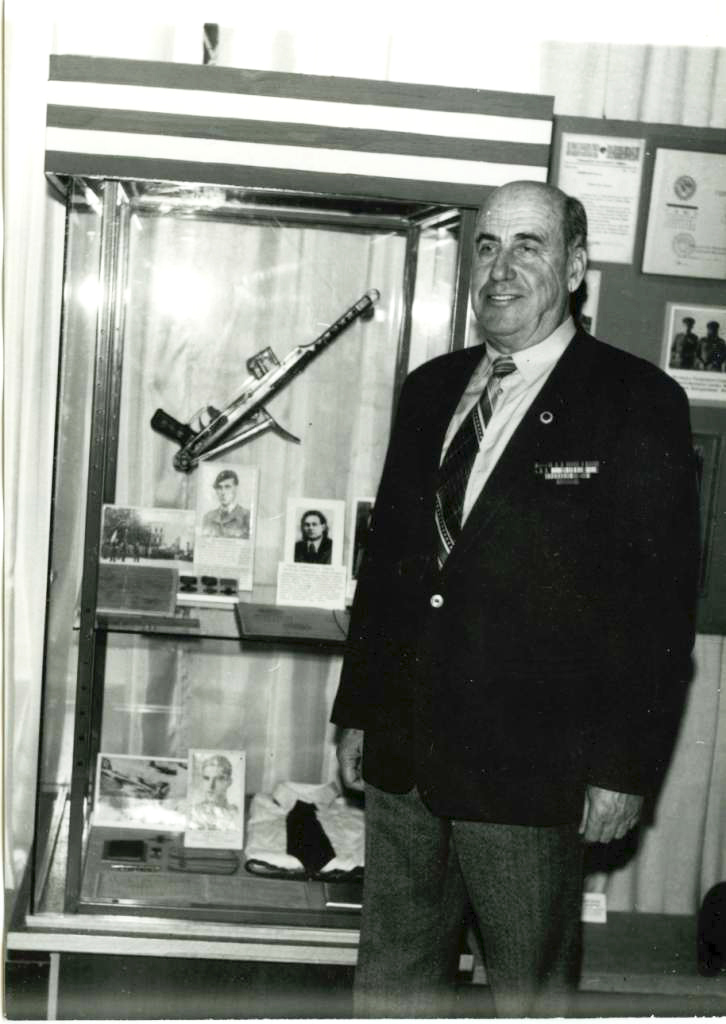 6 Открытие выставки Реликвии В.О.В. в Ставропольском музее Изобразительных искусств. Б.З. Коронный. Фото В. Хилько. г. Ставрополь 2 апреля 1985 г..jpeg