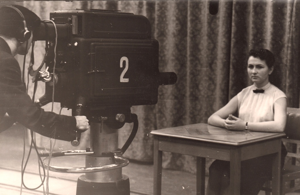 Перед камерой диктор пятигорской телестудии Людмила Алюшина. 1959 г.jpg
