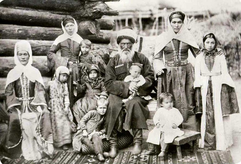 05 Карачаеская семья конец XIX в. Источник Яндекс Дзен.jpg