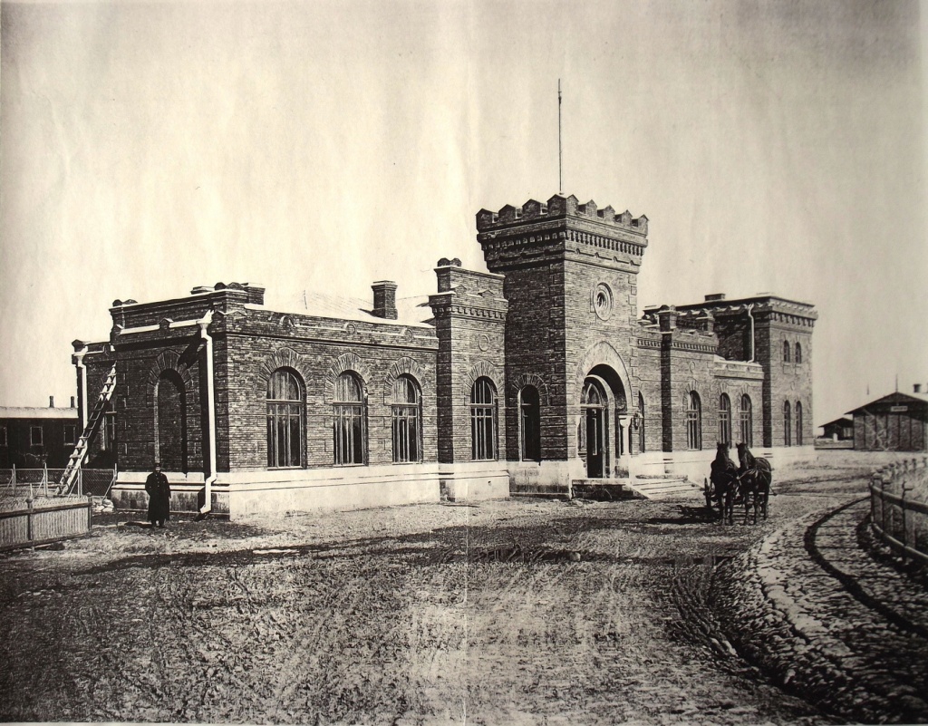 02а Железнодорожный вокзал станции Ставрополь. Из фондов Ставропольского государственного музея-заповедника. Конец XIX в..jpg