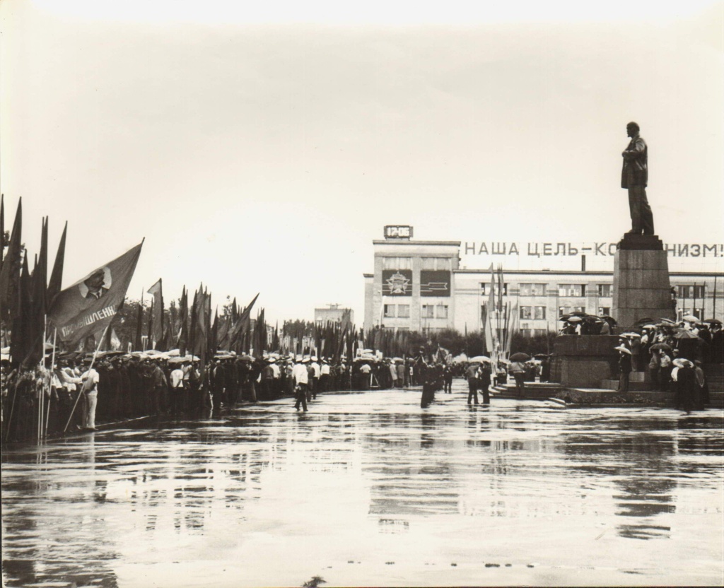 01 Торжественный митинг по случаю награждения г. Ставрополя Орденом Октябрьской революции в связи с 200-летием со дня его основания 8 июля 1977 г..jpg
