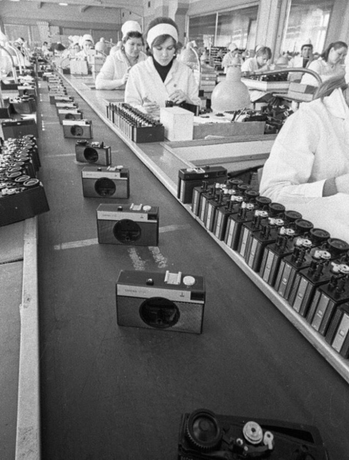 Производство фотоаппаратов Смена-8М на заводе Ленинградского оптико-механического объединения ЛОМО. 1970-е гг. Фото из открытых источников.jpg