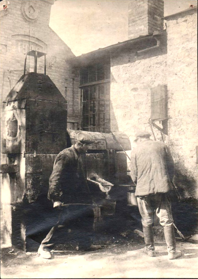 Медно-плавильная печь на Пятигорском патронно-пульном заводе. 1918 г..jpg