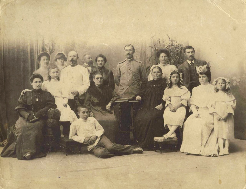 6. Семья Ивановых с родственниками. Римма - 2-я слвева в 1-м ряду .jpg