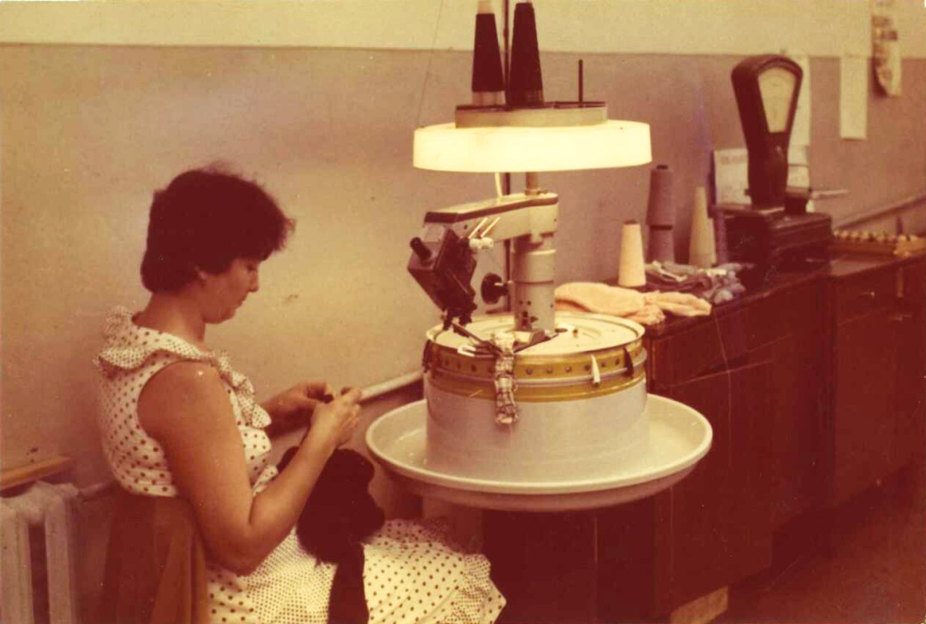 10. ПХП Умелец. Отделочный цех. Мастер по трикотажу за работой на кетельной машине по обработке краев изделия. Ставрополь начало 1980-х гг..jpg