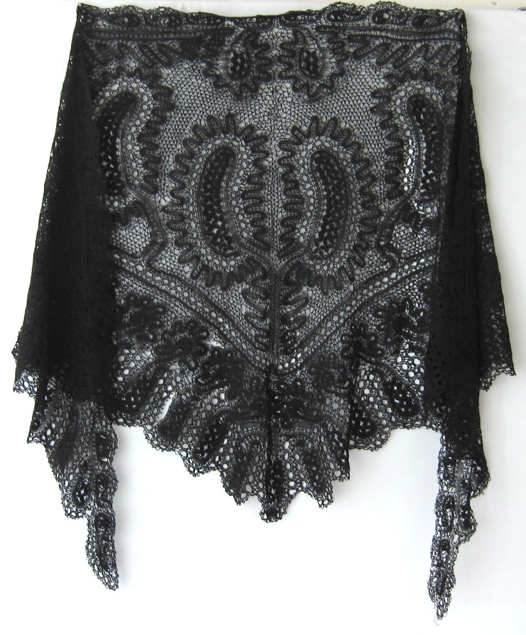 02а Косынка кружевная выполнена на коклюшках из черных шелковых ниток. Узор растительного характера. Конец 19 в..jpeg