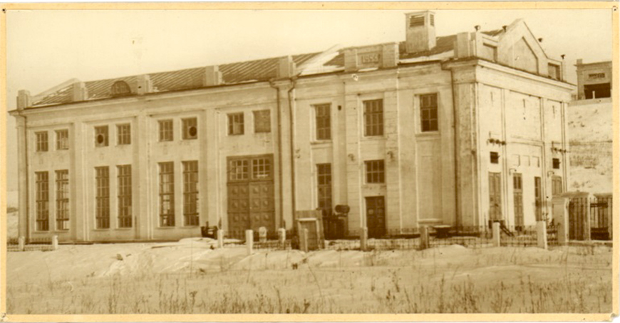 Здание Новоторицкой ГЭС. На фронтоне дата 1953 г..jpg