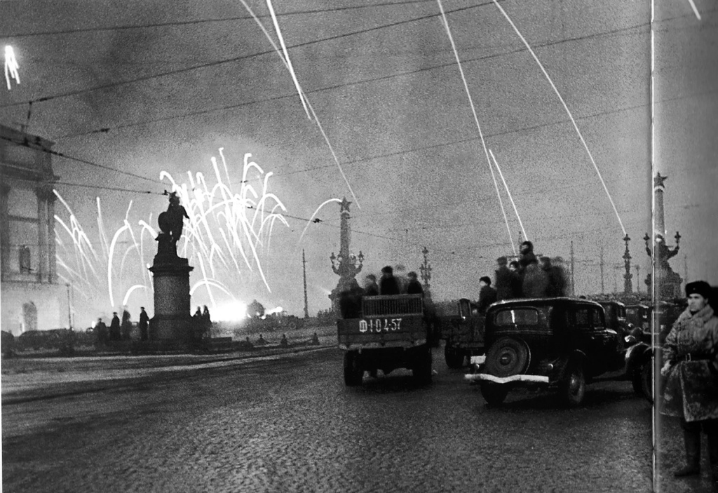 1. Ленинградцы на Суворовской площади смотрят салют в ознаменование снятия блокады. 27.01.1944 г..jpg