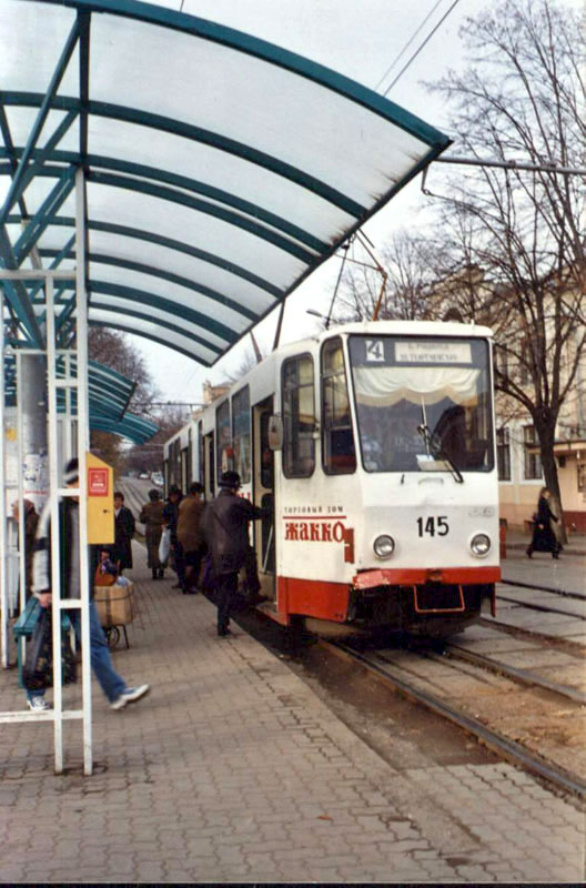 Остановка для трамваев посадка пассажиров в трамвай 145 маршрута 4. г. Пятигорск 2003 г. Фото М. Вороновой..JPG