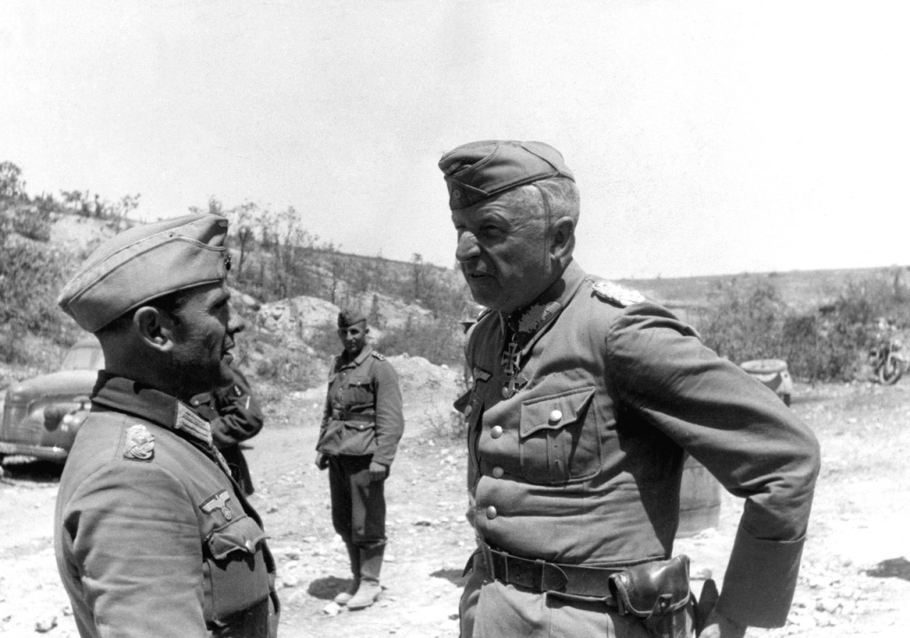 2. Э.фон Манштейн командующий 11-й армией. Окрестности Севастополя. 1942 г..jpg