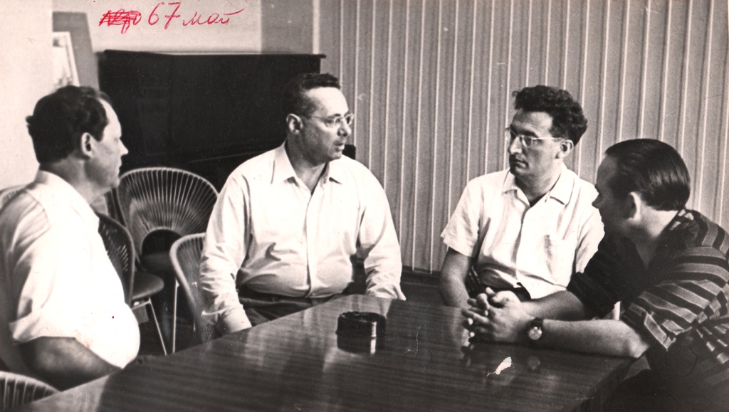 Гость редакции газеты Ставропольская правда - Юрий Левитан (2-й слева) справа от него А.И. Маяцкий. 1970-е гг..JPG